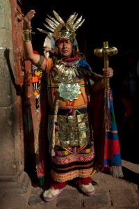 fake inca guy posing in front of artesania market